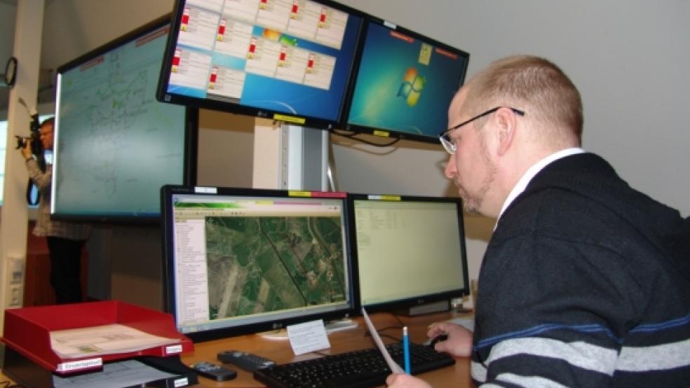 André Folkerts hat die Monitore im Blick. Er überprüft den Zustand der Polder. © Foto: Boelmann