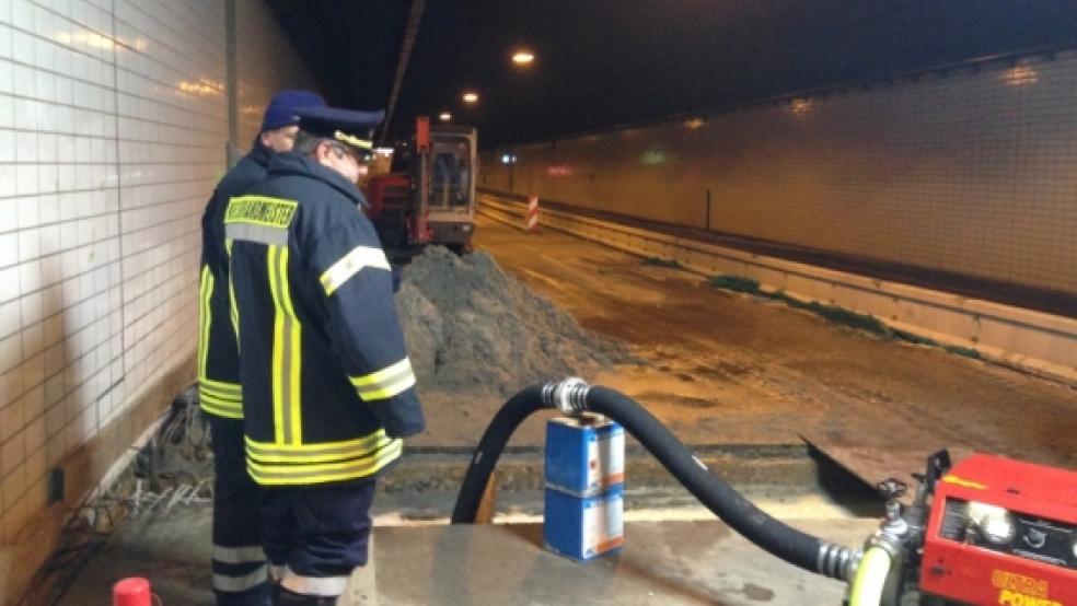 Das Loch im Emstunnel ist immer noch nicht geschlossen. Die Feuerwehr hatte bis Montag das einströmende Wasser abgepumpt und wurde danach von einer Firma abgelöst. © privat