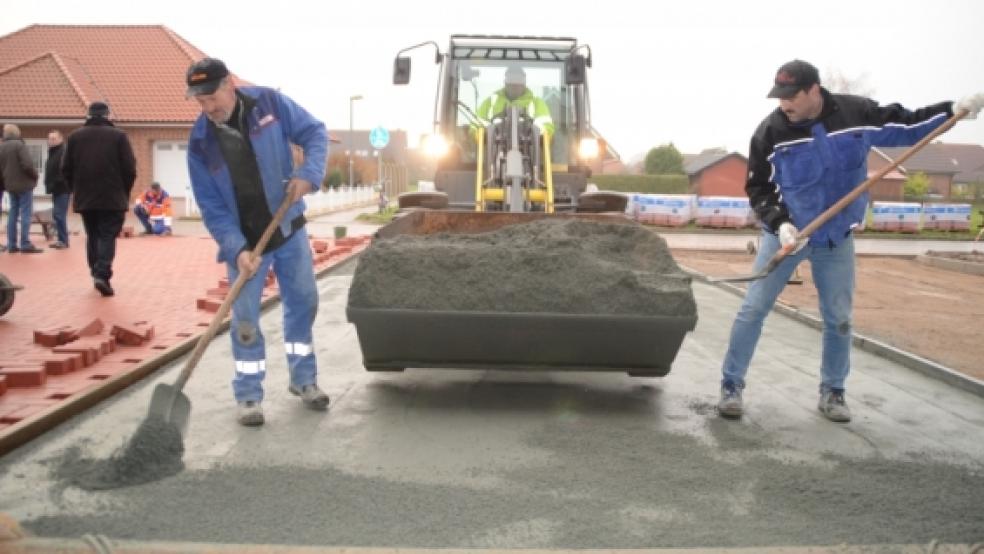 Freie Fahrt für die Feuerwehr: Damit die Einsatzwagen einen guten Start beim Einsatz haben, haben Helfer der Jemgumer Wehr den Vorplatz des Gerätehauses gepflastert. Auf 400 Quadratmetern Fläche wurden Klinkersteine verbaut. © Foto: Hanken