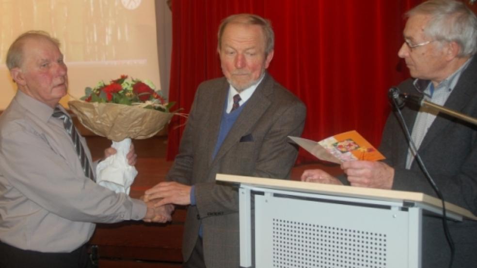 Fritz Wessels (Mitte) wurde von Fritz Koeller (links) und Gerhard Daalmeyer auf der Adventsfeier des Altenarbeitskreises in der Stapelmoorer Schule verabschiedet. © privat