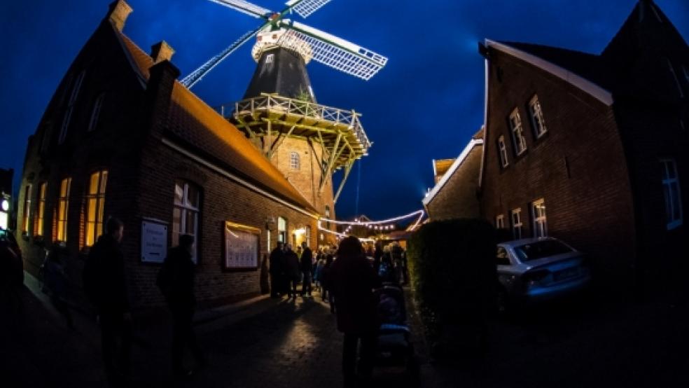 Die Strahlkraft des Fischerdorfs wird beim Weihnachtsmarkt unter der Mühle auf besonders eindrucksvolle Weise deutlich. © Klemmer