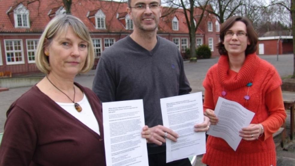 Kämpfen für die Zukunft der Pestalozzischule in Weener (von links): Sylvia Hempel, Thorsten Eesmann und Katrin Daalmeyer.  © Boelmann