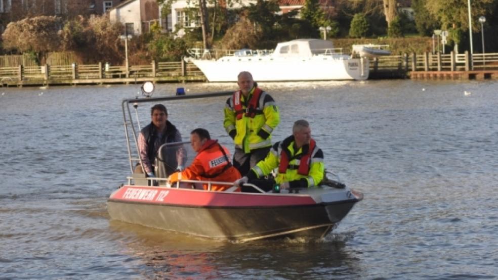 Die Feuerwehr Leer sowie die Wasserrettung des Landkreises Leer suchten gestern ohne Erfolg im Bereich des Hafens sowie in der Innenstadt nach Christoph Hackmann. © Wolters