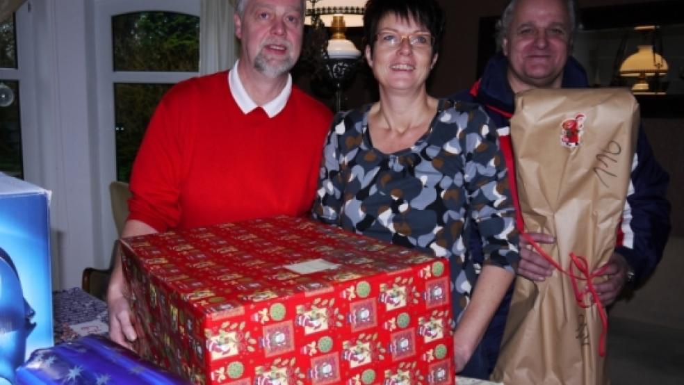 Die Stube von Jan-Martin und Bettina Donker in Bunderhee war bis zum 15. Dezember das Zwischenlager für den »Weihnachtsmann« Jürgen Mindrup (rechts) vom Kinderschutzbund in Leer. © Himstedt