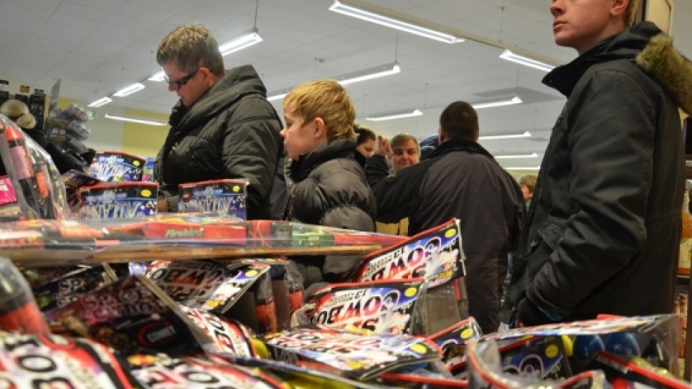 Große Auswahl und kleinere Preise locken auch diesmal wieder Massen von »Feuerwerks-Touristen« aus den Niederlanden nach Deutschland. © Wübbena
