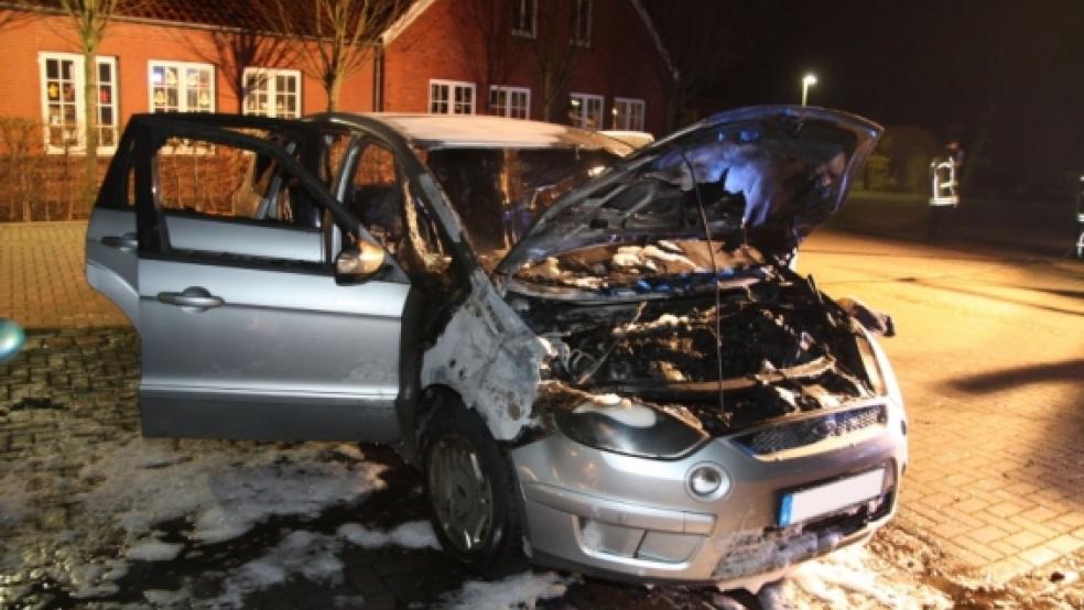 Nur noch ein rauchendes Wrack blieb von einem Ford übrig, der auf dem Vogelsang in Weener in Brand geriet.  © Loger