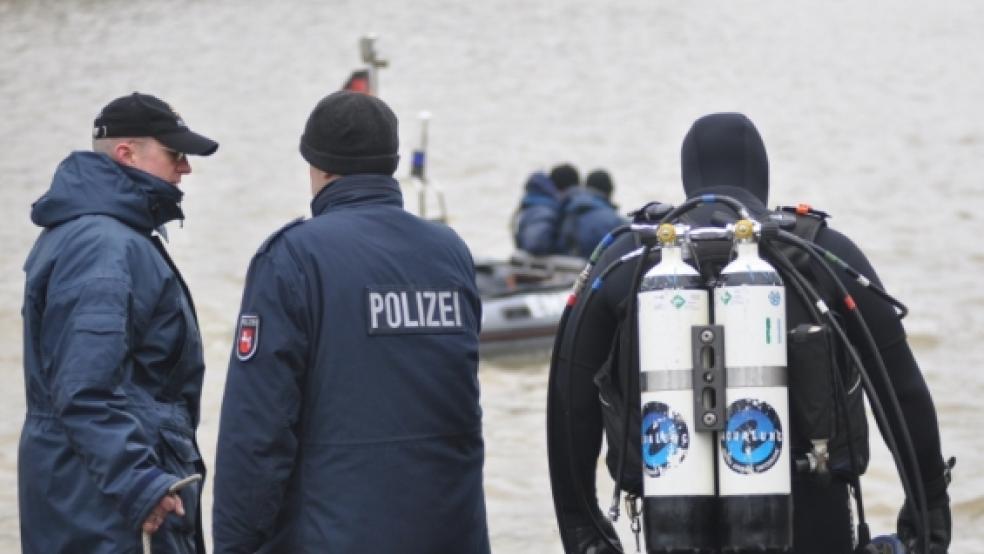 Taucher suchten auch den Hafen in Leer erfolglos nach dem Vermissten ab. © Wolters