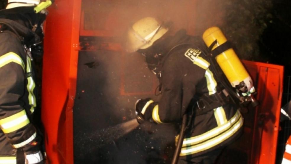 Der brennende Altkleidercontainer in Holthusen wird von der Feuerwehr gelöscht. Foto: Feuerwehr/Rand © 