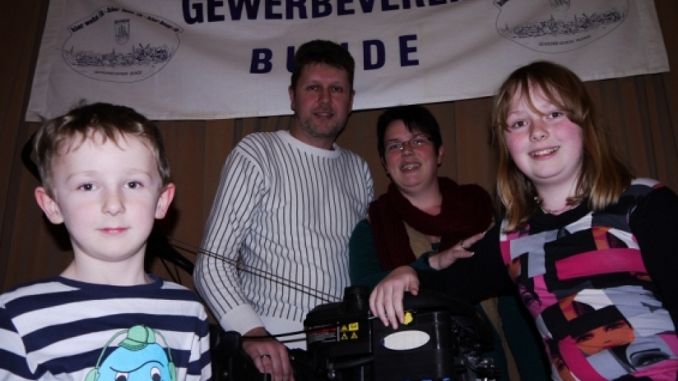 Erfolgreich: Stefan und Tanja Otten mit ihren Kindern Thorben und Maren Maren gewannen den Hauptpreis: einen Rasenmäher. © 