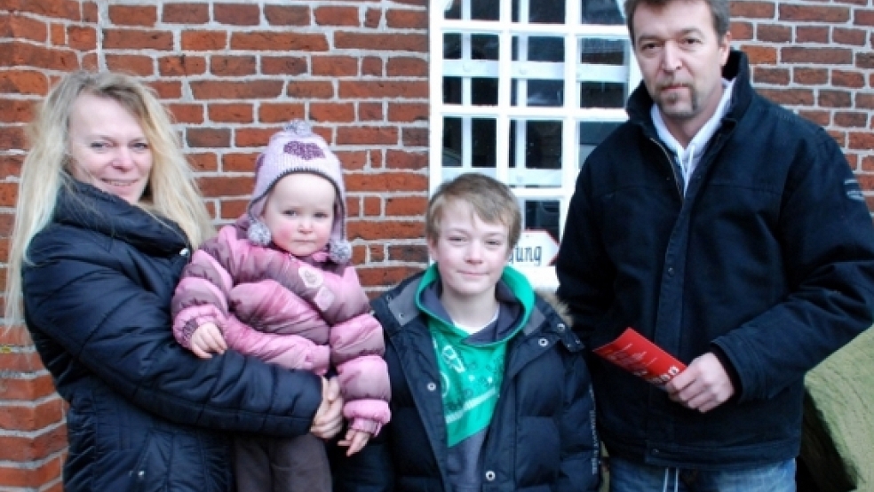 Aurch Karin und und Günther Mayer aus Schwaben, hier mit ihren Kindern Eyleen und Sven, probierten Speckendicken. Foto: Kuper © 