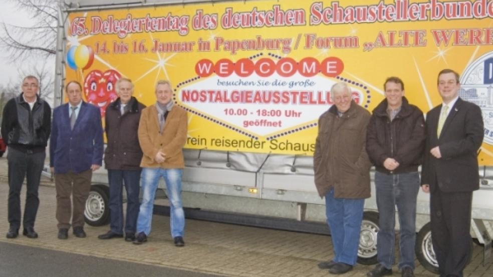 Der Vorstand des Vereins reisender Schausteller Ostfriesland mit (von links) Klaus-Dieter Langenscheidt, Klaus Albers, Jonny Eden, Ralf Langenscheidt, Karl-Heinz Langescheidt und Theo von Halle sowie Papenburgs Bürgermeister Jan Peter Bechtluft freuen sich auf den Delegiertentag. © de Winter