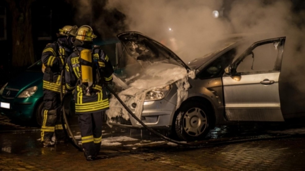 Mit Schaum löschte die Feuerwehr den brennenden Ford C-Max auf dem Vogelsang. Der Wagen hat nur noch Schrottwert. Foto: Klemmer  © 