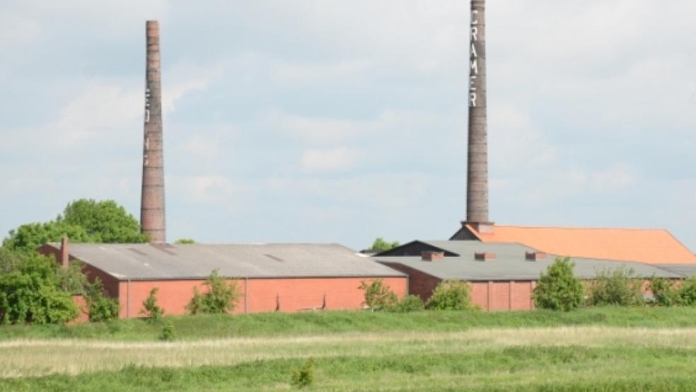 Dampf macht der Landkreis Leer in Sachen Ziegeleigelände. Die zum Teil illegal errichteten Gebäude und Nutzungen kommen jetzt auf den Prüfstand. Gibt es keine Lösung, drohen im Extremfall Verbot und Abriss. Archivfoto: Hanken © 