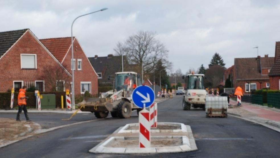 Eine der Überquerungshilfen der erneuerten Graf-Ulrich-Straße liegt im Bereich der Einmündung in die Johann-Schüür-Straße. In diesen Bereichen wurden beide Fahrbahnen verbreitert, und es gibt keinen Grünstreifen. Foto: Hoegen © 