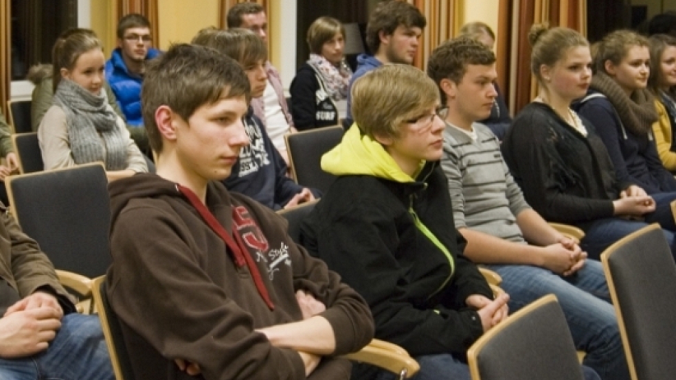30 Jugendliche folgten der Einladung der Gemeinde Bunde zum Diskussionsabend zum Thema »Nachteule«. Foto: de Winter © 