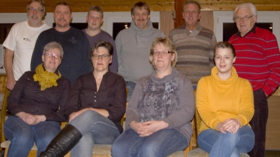 Gute Stimmung im Saal ist vorprogrammiert, wenn dieses Ensemble die Bühne betritt: Elke Kramer, Monika Fisser, Karina Smidt und Kathrin Wienberg (vorne von links) sowie Ferdinand Reit, Rainer Hanken, Okko Duismann, Heiner Düring, Helmut Erfkamp und Friedel Rügge (hinten von links).  © Foto: de Winter