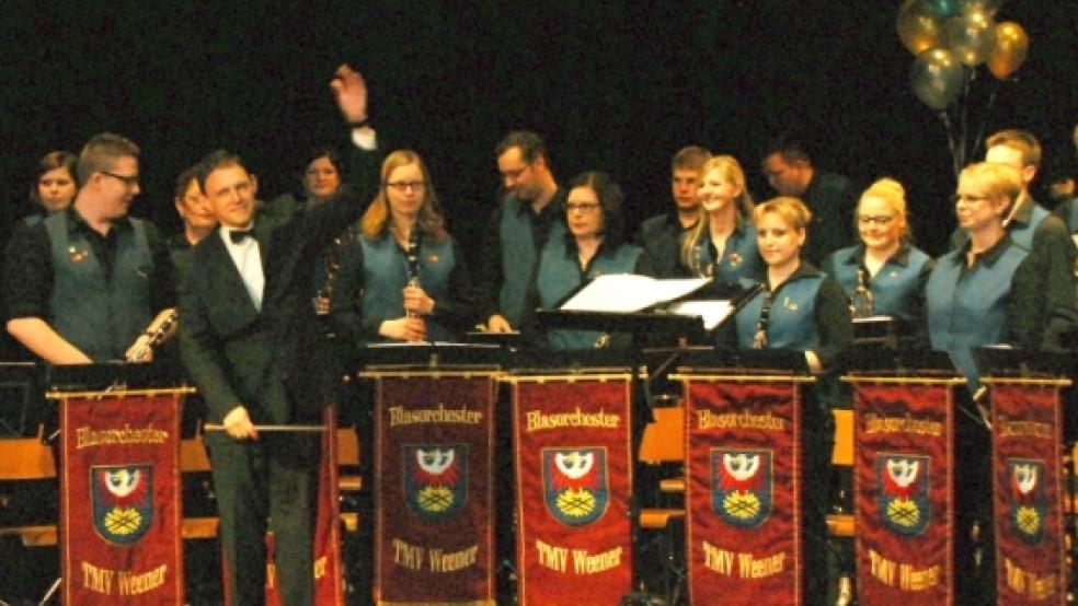 Das Blasorchester des TMV mit Wim Westerman als Dirigent, wusste das Publikum in der Karl-Bruns-Realschule zu begeistern. © Kuper