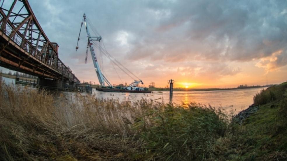 Über einen Neubau der Friesenbrücke in Weener - hier hebt der Schwimmkran Triton das Mittelteil zur Ems-Überführung des Kreuzfahrtschiffs »Norwegian Getaway« aus - wird im Zuge der Bahnstrecken-Planungen diskutiert. © Foto: Klemmer