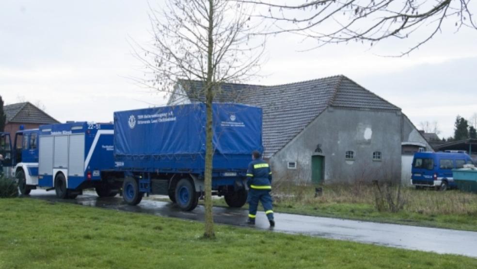 Im Rahmen der Amtshilfe war das Technische Hilfswerk mit zwei Fahrzeugen und zehn Helfern auf dem Hof am Gasteweg in Vellage im Einsatz, um den Zoll bei der Beschlagnahmung der Indoor-Plantage zu unterstützen. © de Winter