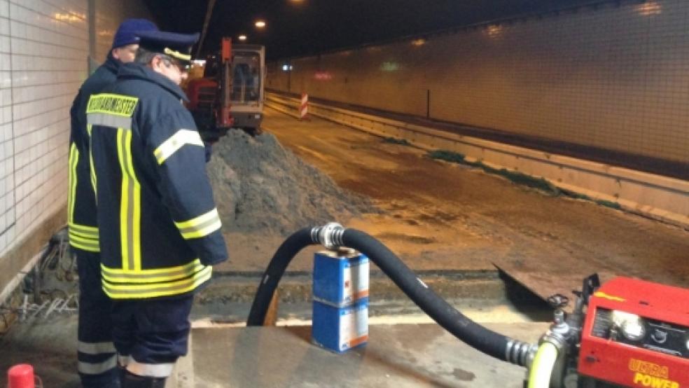 Das Leck in einer Tunnelfuge ist mittlerweile abgedichtet, die Ursachenforschung läuft weiter. Das Foto zeigt den Feuerwehreinsatz im Dezember, bei dem die freiwilligen Helfer über viele Tage das ausströmende Wasser abpumpten. © privat