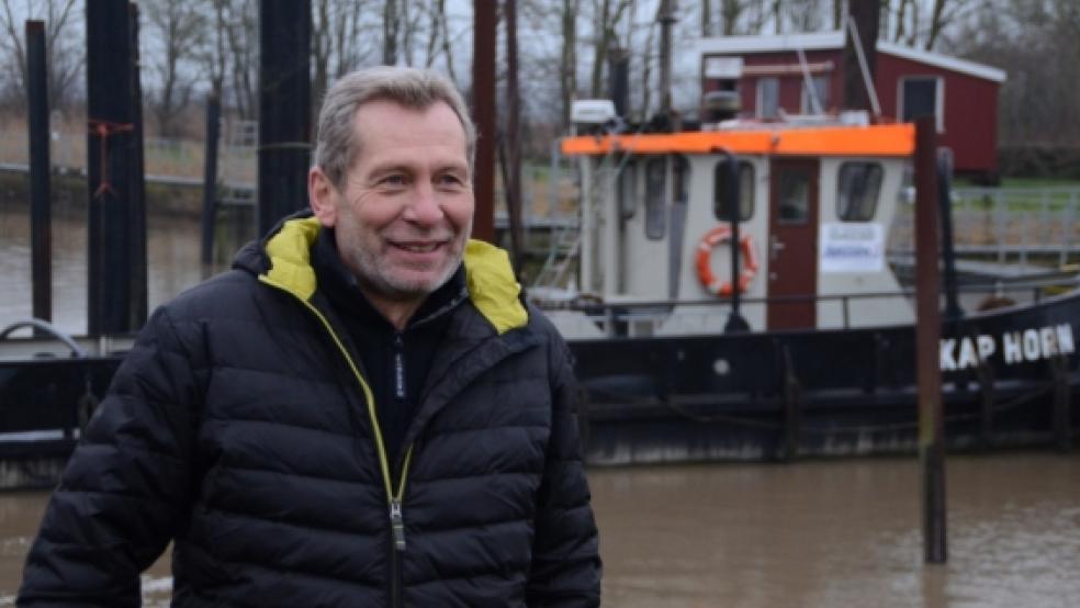 Hofft auf bessere Zeiten: Jemgums Hafenmeister Wilfried Voß setzt große Erwartungen in den Bau eines zweiten Räumbootes für das NLWKN. Damit wären mehr Kapazitäten für die »Hooge Hörn« vorhanden, die mehr Schlickeinsätze in Jemgum bedeuten könnten.  © Foto: Hanken