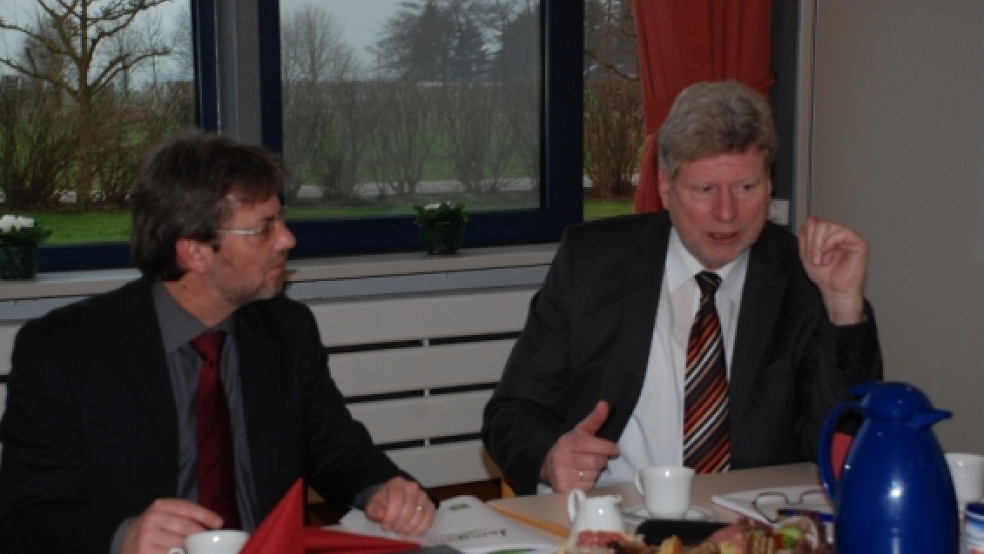 Der SPD-Bundestagsabgeordnete Markus Paschke im Gespräch mit Bürgermeister Johann Tempel (rechts). © Hoegen