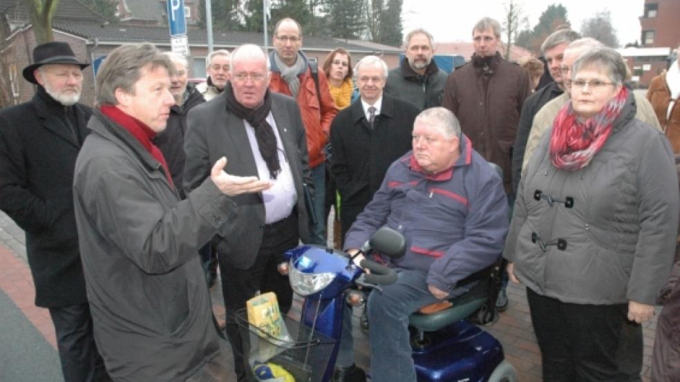 Vor der Sitzung zeigten Einrichtungsleiter Andreas Cramer (Zweiter von links) und Rollstuhlfahrer Johann Schütte als Vorsitzender des Heimbeirats den Ausschussmitgliedern die schwierige Verkehrssituation an der Mühlenstraße. © Foto: Szyska