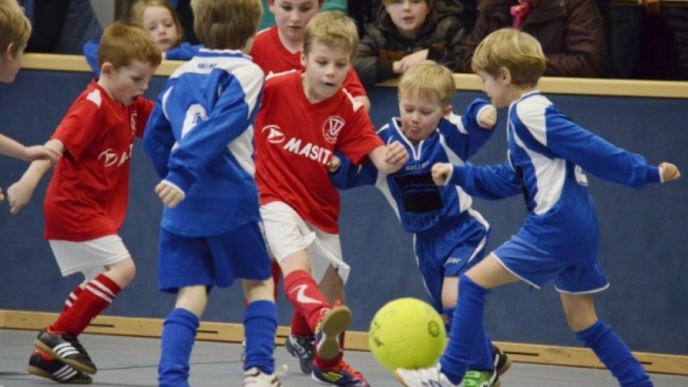 Im Finale TV Bunde II gegen Ditzumerverlaat II ging es bei den jungen Fußballern hoch her. © Wübbena