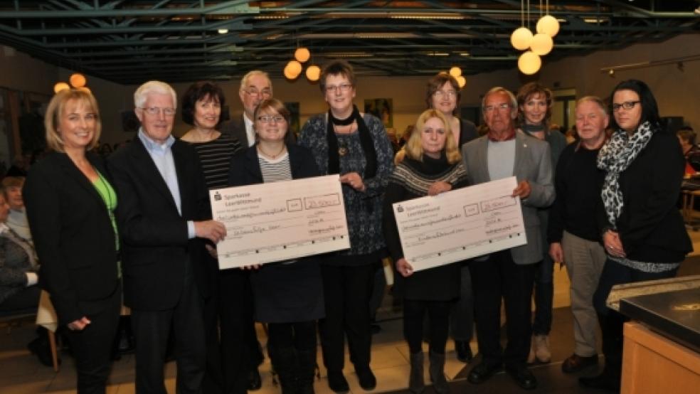47.000 Euro an Spendensumme wurden auf die Lebenshilfe und den Kinderschutzbund aufgeteilt. Im Bild von links Marlene Schwill (Werbegemeinschaft Leer), Hero Brahms Gabriele Kett, Ralf Schulz, Janina Schulte und Jutta Blank (alle Lebenshilfe Leer), Antje Hoß, Anita Berghaus, Klaus Hinzpeter, Tanja Neuhaus und Hans-Hermann Richter (alle Kinderschutzbund) und Andrea Schmidt (Werbegemeinschaft Leer). © Foto: Wolters