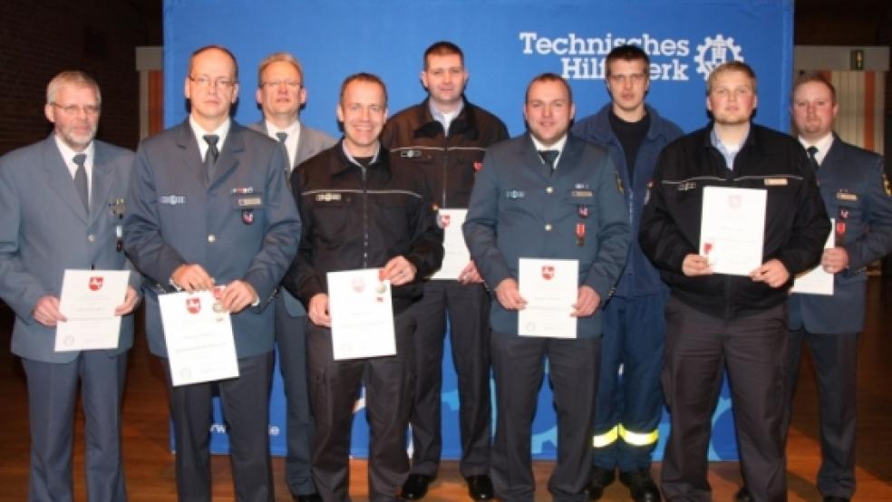 Diese neun Rheiderländer bekamen die Flutmedaille (von links): Johannes Barth (Möhlenwarf), Michael Diddens (Möhlenwarf), Wilhelm Kohnen (Tichelwarf), Frank Kuper (Wymeer), Heiko Loger (Möhlenwarf), Michael Niemann (Holthuserheide), Karsten Siemons (Stapelmoorerheide), Steffen Tirrel (Weener) und Michael Vry (Holthusen). © Foto: Loger