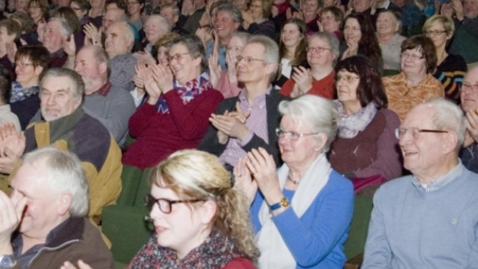 Das Publikum in der voll besetzten Aula der Karl-Bruns-Realschule hatte seinen Spaß und geizte nicht mit Szenenapplaus.  © Foto: de Winter