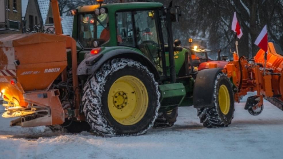 Mit Schaufel und Streuwagen gegen den Schnee: Der städtische Bauhof hatte am Montag einiges zu tun. Aber auch Weeneraner Firmen, wie etwa das Unternehmen Borde, rückten an, um die Straßen zu räumen. © Klemmer