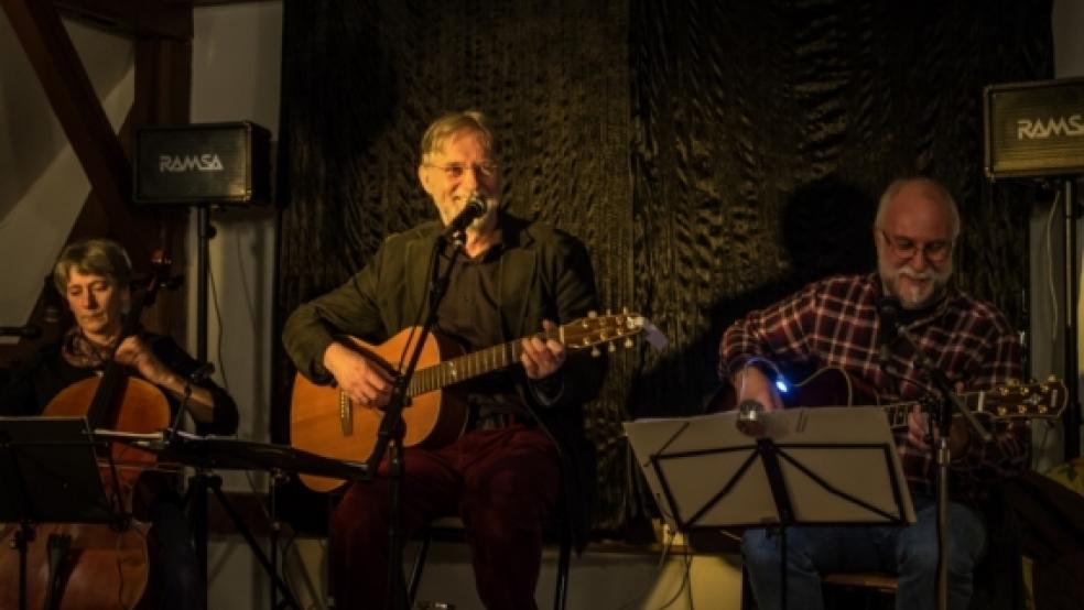 »Dreiklang« in Weener: Jan Cornelius wurde von Christa Ehrig am Cello und dem Gitarristen Klaus Hagemann begleitet. Für die formvollendete Bewirtung der Konzertbesucher sorgte ein Team des Deutsch-Französischen Freundeskreises aus Weener. © Klemmer