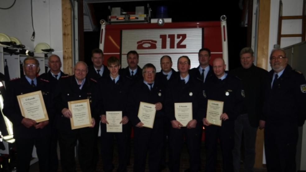 Konnten gemeinsam auf ein überdurchschnittliches Jahr 2013 zurückblicken: (von links) Weert Leemhuis, Ortsbrandmeister Berend Brandt, Freerk van Lessen, Ernst Behrends von der Kreisfeuerwehr, Heiko Meinema, Jan Hilbrands Jemgums stellvertretender Gemeindebrandmeister, Kurt Santjer, Jens Spekker, Wilke van Lessen,der stellvertretende Ortsbrandmeister Enno Rösingh, Stephan Hilbrands, Bürgermeister Johann Tempel und Gemeindebrandmeister Friedrich Schmidt.  © Foto: Himstedt