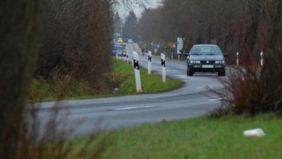 Auf einem 500 Meter langen Teilstück zwischen der Einmündung zum Leege Weg und dem Ortsausgang soll die Boenster Straße in diesem Jahr ausgebaut werden. 2015 ist ein zweiter Bauabschnitt auf dem Teilstück bis zur Neuschanzer Straße vorgesehen. Im gleichen Zug will die Gemeinde die Schmutzwasserkanalisation erneuern und vergrößern. © Hanken (Archiv)