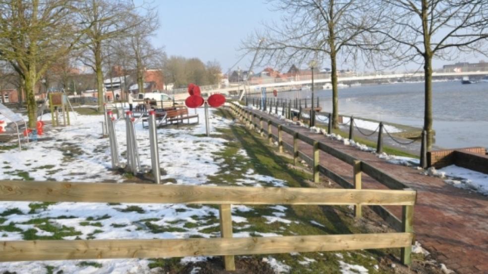 Der Spielplatz am Hafen in Leer ist jetzt von einem Holzzaun umgeben. Die Stadtwerke wollen damit Kinder schützen, denn das Hafenbecken grenzt direkt an. © Foto: Wolters