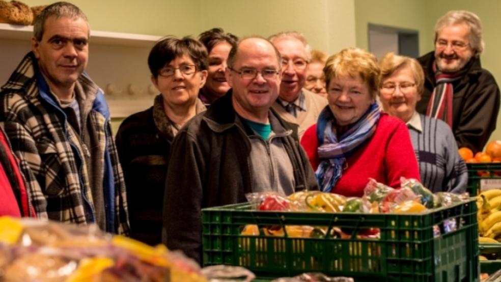 Jede Woche im Einsatz für die gute Sache: Das Helferteam vom »Brotkorb Rheiderland« mit Volker Kraft (rechts), dem »Vater« der Initiative.  © Foto: Klemmer