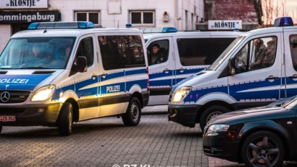 Einsatz in der Süderstraße: Mehr als ein Dutzend Einsatzwagen und gut 50 Polizisten rückten an, um in Weener Wohnungen zu durchsuchen. Auf dem Parkplatz 