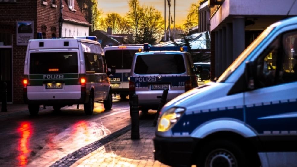 Einsatz in der Süderstraße: Mehr als ein Dutzend Einsatzwagen und gut 50 Polizisten rückten an, um in Weener Wohnungen zu durchsuchen.  © Foto: Klemmer