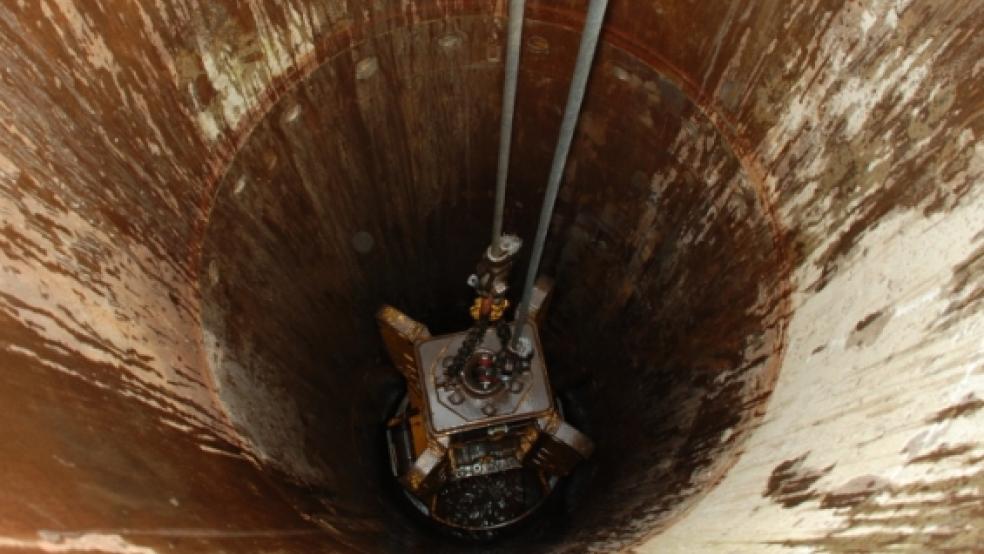 Der Greifer saust in die Tiefe: Für den neuen Trinkwasserbrunnen wird das Bohrloch auf 50 Meter Tiefe gebracht.  © Hoegen