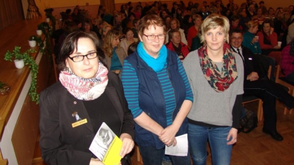 Angela Neerhut (von links) hielt einen Vortrag im DGA. Ute Giese (Kindergarten Dollart) und Ingrid Eckhoff (Kindergarten Möhlenwarf) begrüßten die mehr als 120 Gäste. © Foto: Boelmann