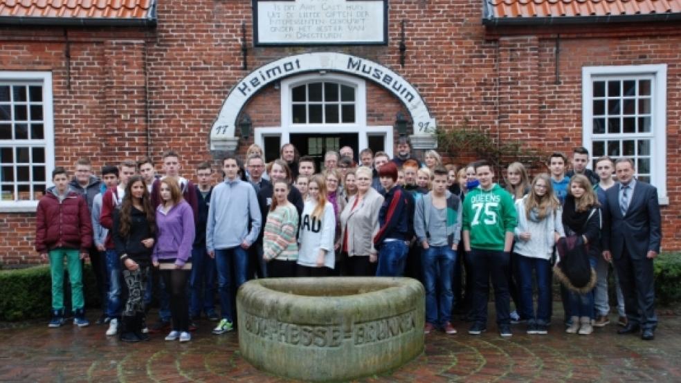 Schüler, Lehrer und Paten stellten sich gestern zum Auftakt des neuen Politikerpaten-Projektes vor dem Eingang des Heimatmuseums zum Foto zusammen. Anschließend gab es im Saal des Museums eine erste Kennenlern-Runde. © Foto: Hoegen