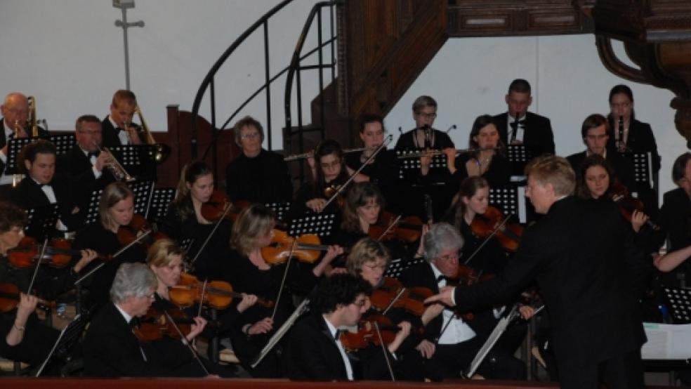 Energievoll und akkurat dirigiert Lubertus Leutscher das 60-köpfige »Veenkoloniaal Symfonie Orkest« in der Georgskirche in Weener.  © Kuper