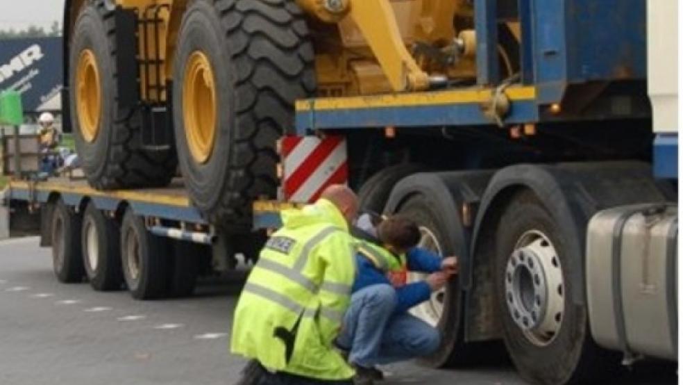 Mehr als 30 Polizeibeamte kontrollierten 48 Stunden lang Großraum- und Schwertransporte. © Polizei