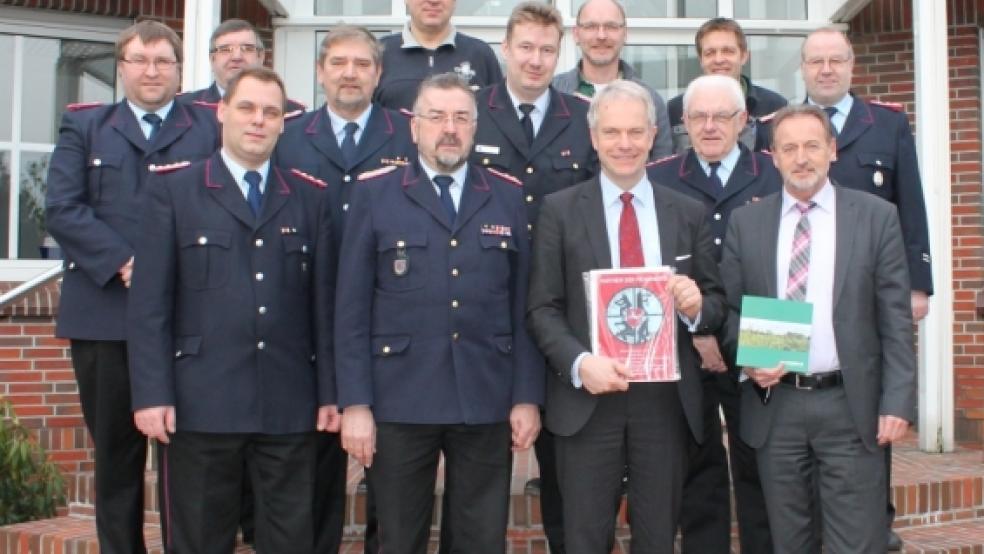 Stadtbrandmeister Jörg Fisser, Regierungsbrandmeister Arnold Eyhusen, Thilo-Hubertus Kuhl (Klingele) und Bürgermeister Wilhelm Dreesmann (vordere Reihe von links) bei der Plakettenverleihung. Hinten Ewald Sprengel, Theodor de Freese und Gerhard Dekker (alle Feuerwehr), Harald Voss (Klingele), Ernst Berends (Feuerwehr), Wilhelm Antons (Klingele), Friedel Rügge (Feuerwehr), Robert Hensmann (Klingele) und der stellvertretende Stadtbrandmeister Gerhard Kuper. © privat