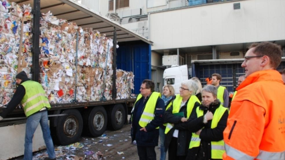 Hier wird der Rohstoff für die Wellpappenproduktion, sprich Altpapier, per Lkw angeliefert. Bevor sich die Lehrer-Gruppe, die von Michael Korte (rechts) über das Firmengelände geführt wurde, auf den Weg in die Produktionshalle machte, stand ein Rundgang über das Außengelände an. © Hoegen