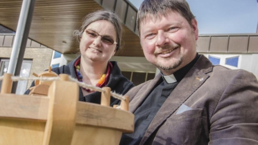 Pastorin Bianca Spekker (reformierte Kirche) und Gartenschaupastor Ulrich Hirndorf (lutherische Kirche) suchen noch Helfer aller Konfessionen für die Landesgartenschau. © Wübbena