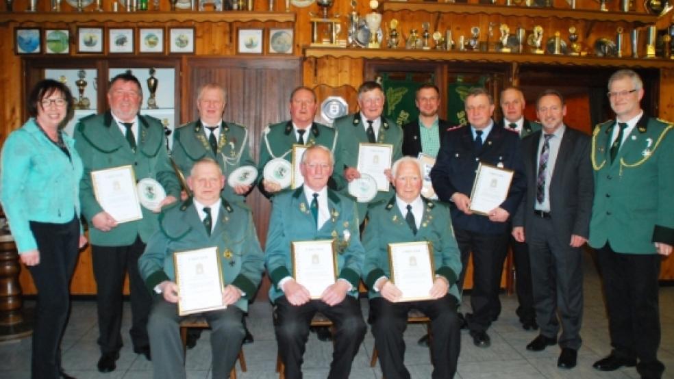 Die geehrten Jubilare des Schützenvereins Diele, flankiert von Ortsvorsteherin Heidi Knoop (links) sowie dem Vorsitzenden Wilfried Meijer und Bürgermeister Wilhelm Dreesmann (von rechts).  © Foto: Hanken