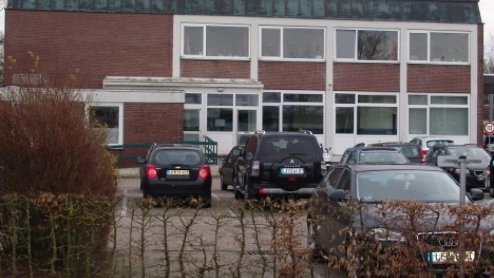 Das Straßenverkehrsamt in Leer wird Anfang März von einer Expertin untersucht. Es wird überprüft, ob Stoffe verbaut wurden, die die Mitarbeiter krank machen. © Boelmann