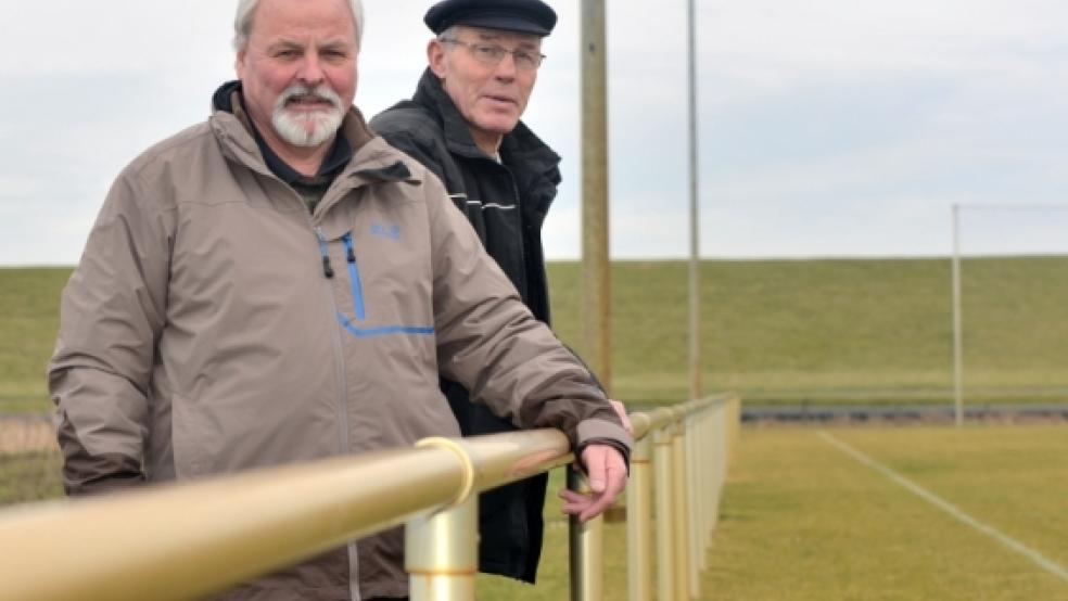 Hoffen auf viele Sponsoren: Hans-Joa­chim Behrends und Ewald Heikens auf dem neuen Sportplatz. © Mentrup